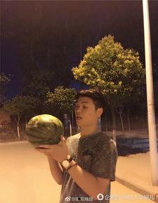 吃瓜保安女朋友,吃瓜保安与女友的甜蜜日常